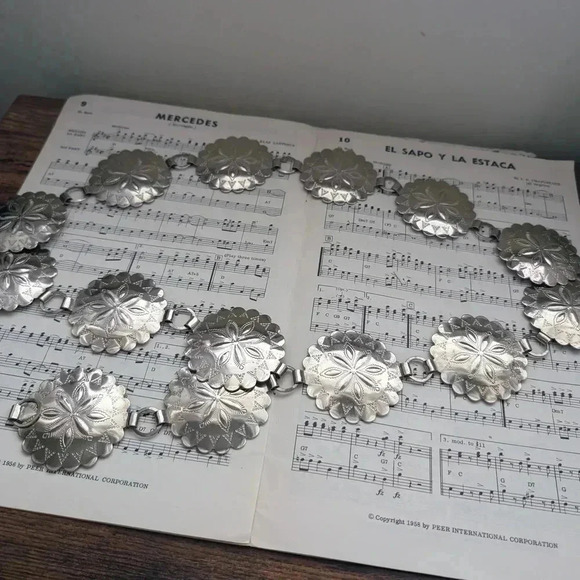 Silver Floral Link Belt - Picture 2 of 9